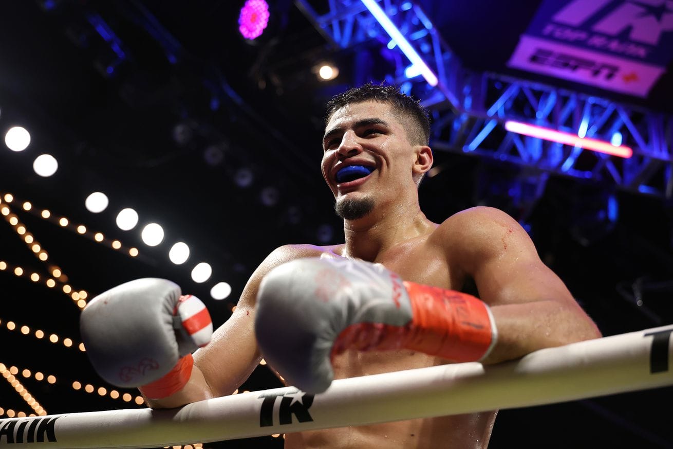 Zayas outpoints Garcia to win vacant WBO title