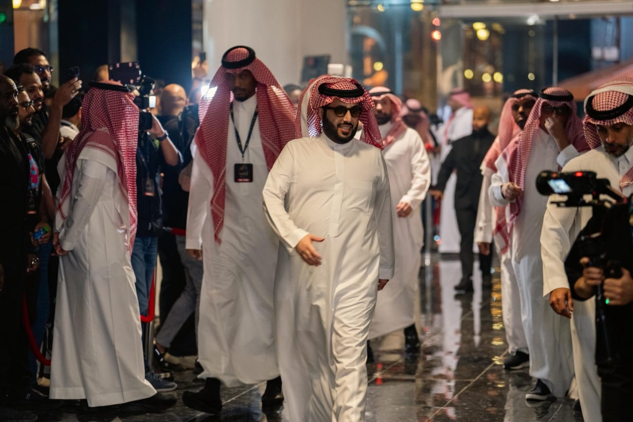 Netflix Nightmare: Canelo-Crawford Undercard Gets Savaged by Fans as “Garbage”